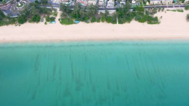 4K Aerial insansız hava aracı, Phuket, Tayland 'da günbatımı olan tropikal plajdaki insanların en iyi görüntüsü Andaman Denizi' nde ünlü bir turizm merkezidir. Sahilde oynayan mutlu insanlar.