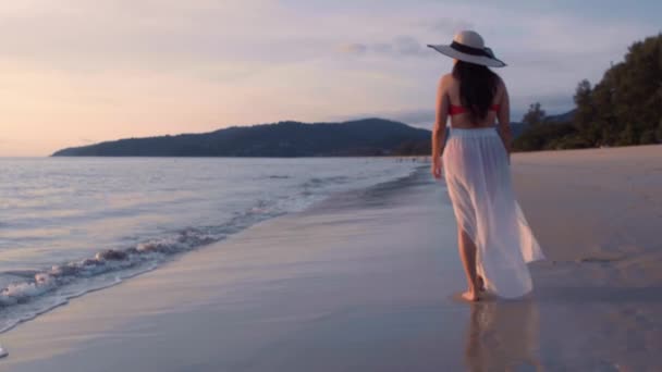 Frauenfüße Zeitlupe Gehen Barfuß Strand Bei Goldenem Sonnenuntergang Spuren Sand — Stockvideo