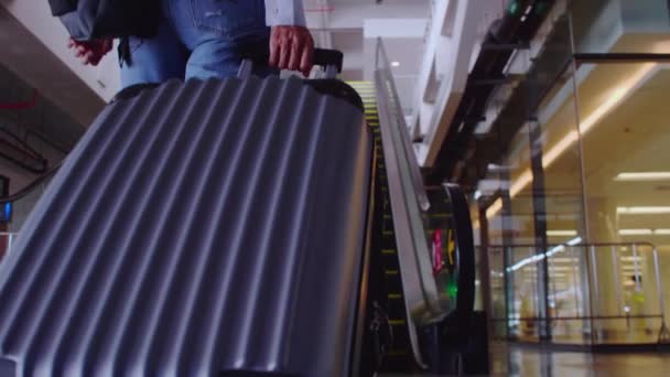 Kadın Gezgin Havaalanındaki Yürüyen Merdivenden Çıkarken Sırt Çantası Sırt Çantasıyla — Stok video