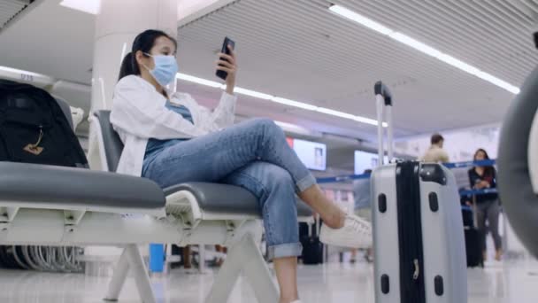 Aziatische Toeristische Vrouwen Dragen Beschermende Gezichtsmaskers Voor Uitbraak Coronavirus Zitten — Stockvideo