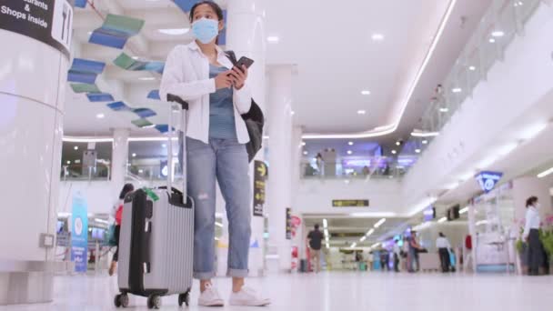 Азіатські Жінки Туристки Носять Захисні Маски Кронавірусу Спалаху Сидячи Соціальному — стокове відео