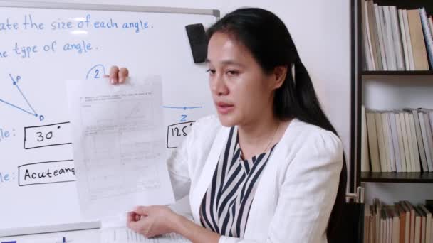 Азиатская Женщина Учитель Репетитор Преподающая Онлайн Дому Ковид Новый Нормальный — стоковое видео