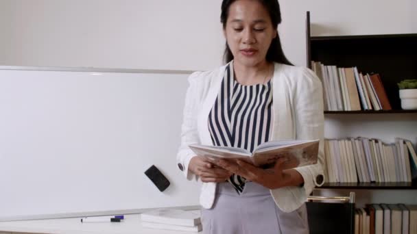 Asiatisk Kvinnolärare Eller Handledare Som Undervisar Online Hemma Covid Normal — Stockvideo