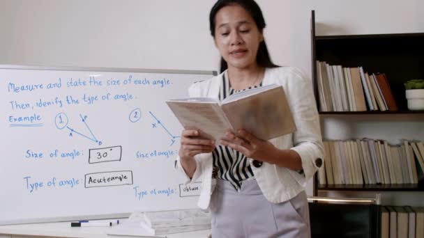 Asyalı Kadın Öğretmen Öğretmen Evde Online Öğretmenlik Yapıyor Coronavirus Karantinası — Stok video