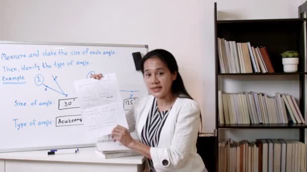 Asyalı Kadın Öğretmen Öğretmen Evde Online Öğretmenlik Yapıyor Coronavirus Karantinası — Stok video