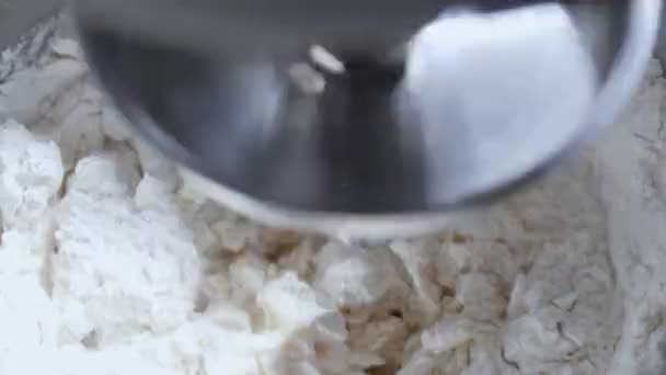 Zamknąć Proces Wytwarzania Ciasta Chlebowego Pomocą Maszyny Mieszania Mąki Maszyna — Wideo stockowe