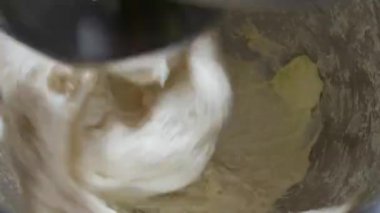 4K, un karıştırma makinesi kullanarak ekmek hamuru üretme işlemini kapat. Makine ekmek hamuru yoğurur. Ev yapımı çiğ ekmek ve küçük makine. Yiyecek konsepti.