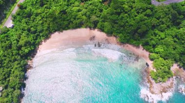 4K Hava Aracı güzel mavi deniz manzaralı. Hindistan cevizi palmiyeli plaj. Mavi deniz berrak su. Özgürlük Kumsalı, Phuket, Tayland.