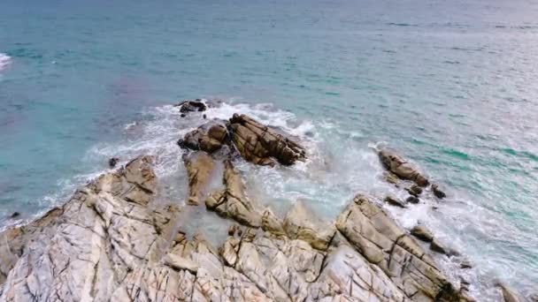 4K空中无人驾驶飞机俯瞰鸟瞰大海 蓝色波浪在岩石和沙滩上破裂 美丽的海浪来到海滩 — 图库视频影像