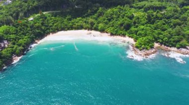 4K Hava Aracı güzel mavi deniz manzaralı. Hindistan cevizi palmiyeli plaj. Mavi deniz berrak su. Özgürlük Kumsalı, Phuket, Tayland.