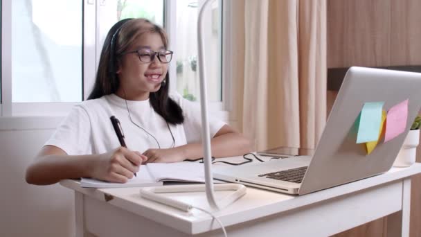 4K从家里学习概念 由于Covid 19流行病 亚洲女学生通过远程会议学习虚拟互联网在线课程 女生在家用笔记本电脑在网上学习 — 图库视频影像