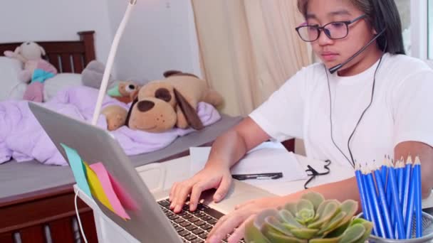 Ucz Się Koncepcji Domu Azjatki Uczą Się Wirtualnego Internetu Przez — Wideo stockowe