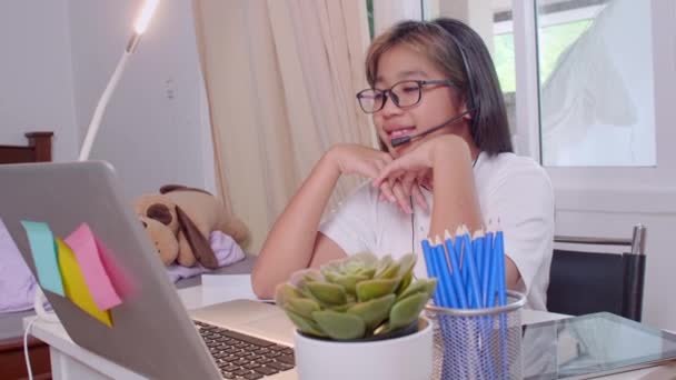 4Kホームコンセプトから学びます アジアの女の子学生は Covid 19パンデミックのために遠隔会議で仮想インターネットクラスを学ぶ 女の子学生は自宅でラップトップでオンライン学習 — ストック動画