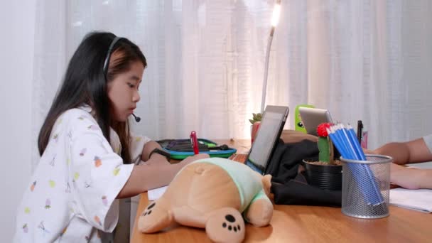 Азіатські Діти Використовують Цифровий Планшет Онлайн Дистанційного Навчання Вдома Домашня — стокове відео