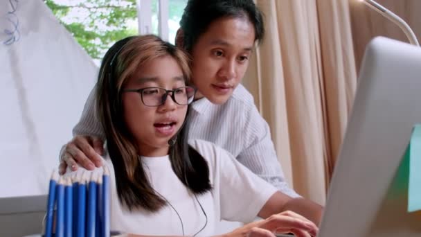 Konseptinden Öğren Asyalı Kız Öğrenciler Covid Salgınından Dolayı Internetten Sanal — Stok video