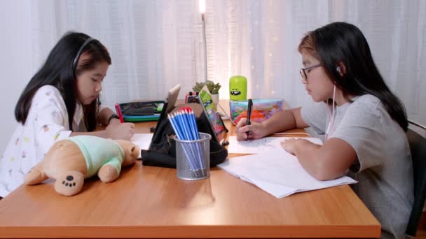 Crianças Asiáticas Usando Tablet Digital Line Aprendendo Remotamente Casa Ensino — Vídeo de Stock