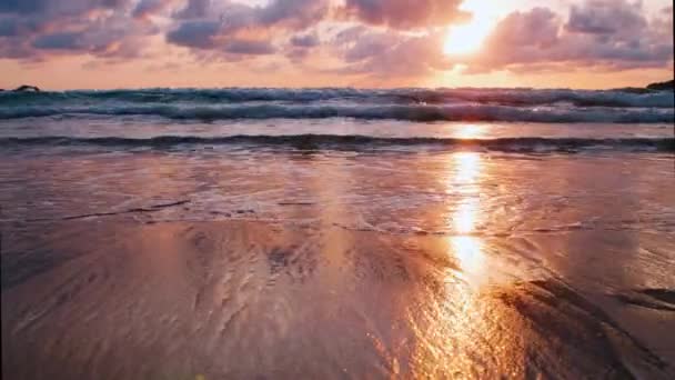 Belo Pôr Sol Sobre Mar Calmo Com Fundo Céu Nuvem — Vídeo de Stock