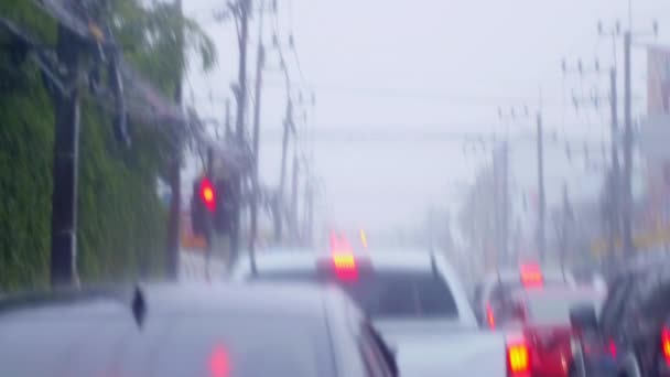 Fahren Ein Auto Auf Der Straße Stoppen Mit Einer Ampel — Stockvideo