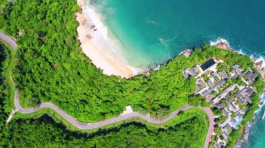 4K Areal İHA 'sı Phuket Thailand kıyı yolunun kıvrımlarına tepeden bakıyor. Phuket kıyı şeridi üzerinde güzel bir deniz aracı, ünlü bir turizm merkezidir. Plajın çevresindeki en iyi trafik yolu.