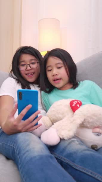 Щасливі Діти Брати Сестри Які Сидять Дивані Вітальні Спілкуються Батьками — стокове відео