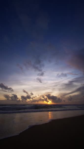 Krásný Západ Slunce Nad Klidným Mořem Oblačnou Oblohou Pozadí Západ — Stock video