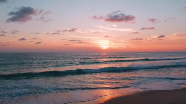 Sakin Denizin Üzerinde Bulutlu Arka Planda Güzel Bir Günbatımı Tropik — Stok video