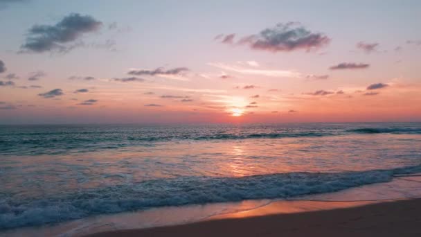 Sakin Denizin Üzerinde Bulutlu Arka Planda Güzel Bir Günbatımı Tropik — Stok video
