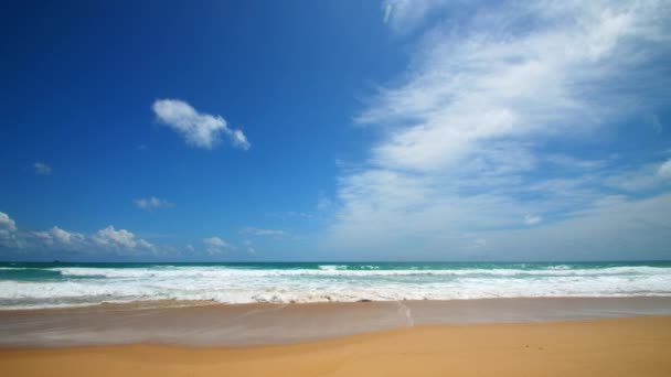 Beautiful Tropical Beach Blue Sky Clouds Tropical Beach Waves Crashing — Vídeos de Stock