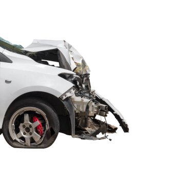 Beyaz renkli arabanın önü kaza sonucu hasar gördü ve yol parkında bozuldu. Artık araba kullanılamıyor. Beyaz arkaplanda izole et. Kopyalama yolu