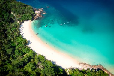 Mutlu insanlardan oluşan insansız hava aracı kalabalığı Phuket, Tayland 'da gün batımında tropikal plajda dinleniyor. Güzel Phuket plajı Andaman Denizi' nde ünlü bir turizm merkezidir. Yaz tatili konsepti