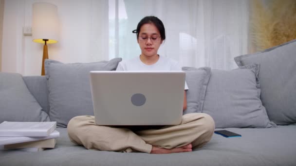 Asiatin Entspannt Sich Hause Auf Der Couch Und Nutzt Laptop — Stockvideo