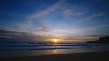 Phuket Tayland. Günbatımı gökyüzü ile güzel tropikal plaj. Güzel Phuket plajı, Andaman Denizi yaz konseptinde ünlü bir turizm merkezidir..