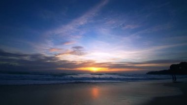 Phuket Tayland. Günbatımı gökyüzü ile güzel tropikal plaj. Güzel Phuket plajı, Andaman Denizi yaz konseptinde ünlü bir turizm merkezidir..