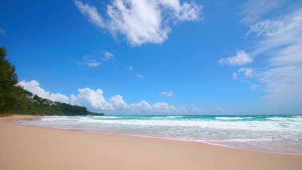 4K美丽的热带海滩 蓝天蓝云 热带海滩 海浪冲刷着空旷的海滩 泰国安达曼普吉海滩 夏日美丽的海沙和天空度假自由 — 图库视频影像