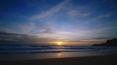 Phuket Tayland. Günbatımı gökyüzü ile güzel tropikal plaj. Güzel Phuket plajı, Andaman Denizi yaz konseptinde ünlü bir turizm merkezidir..