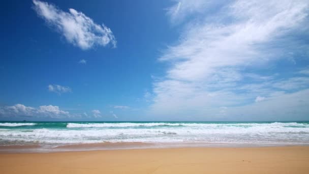 Beautiful Tropical Beach Blue Sky Clouds Tropical Beach Waves Crashing — Vídeo de Stock