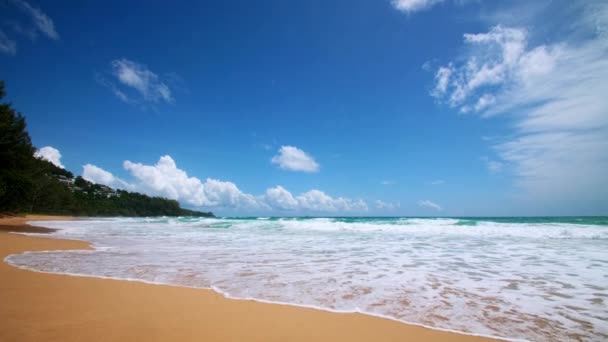 Beautiful Tropical Beach Blue Sky Clouds Tropical Beach Waves Crashing — Vídeos de Stock