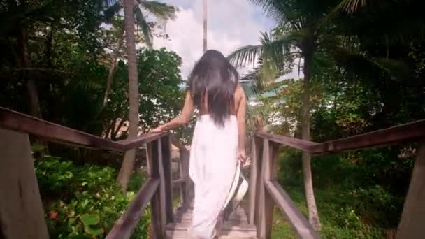Женщина Носить Белое Платье Спускаясь Деревянной Лестнице Пляж Туристические Женщины — стоковое видео
