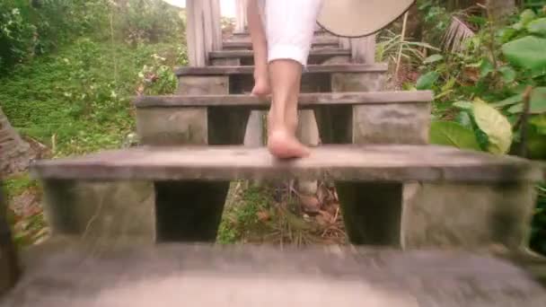 Femme Porter Robe Blanche Marchant Dans Les Escaliers Bois Plage — Video