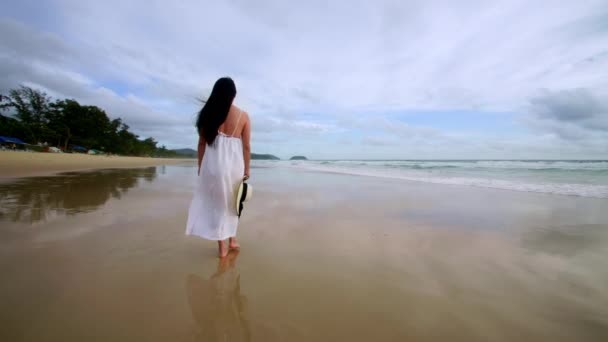 Belle Donne Indossano Abito Bianco Camminare Godere Rilassarsi Con Spiaggia — Video Stock