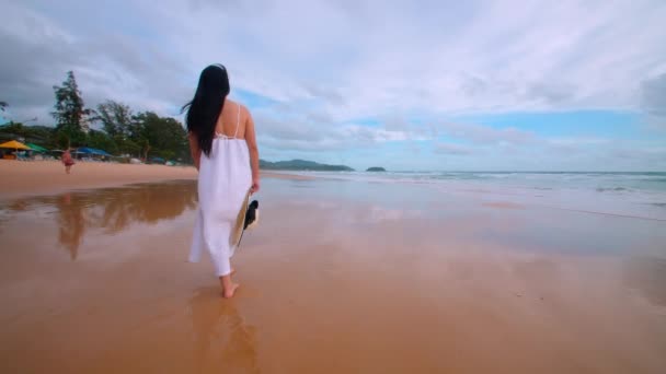 Belle Donne Indossano Abito Bianco Camminare Godere Rilassarsi Con Spiaggia — Video Stock