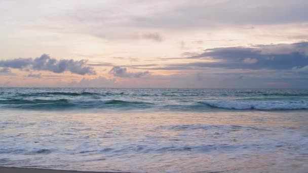 Indah Pantai Tropis Dengan Matahari Terbenam Langit Pantai Phuket Yang — Stok Video