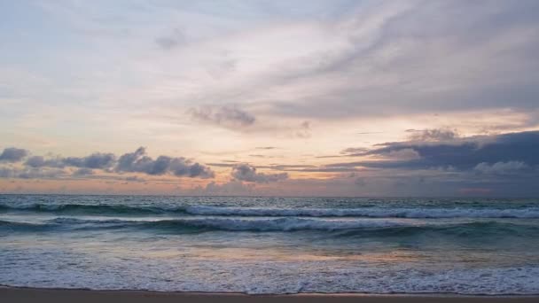 4K夕日の空と美しい熱帯のビーチ 美しいプーケットビーチはアンダマン海の夏のコンセプトで有名な観光地です 真のドローンは 海の上に夕日と熱帯のビーチを表示します — ストック動画