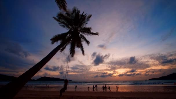 Smuk Solnedgang Tropisk Strand Med Kvinder Sidder Gynge Kokospalmer Alene – Stock-video
