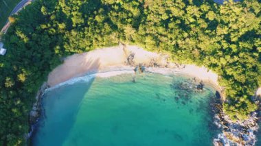 4K Areal İHA 'sı Phuket Thailand kıyı yolunun kıvrımlarına tepeden bakıyor. Phuket kıyı şeridi üzerinde güzel bir deniz aracı, ünlü bir turizm merkezidir. Plajın çevresindeki en iyi trafik yolu.