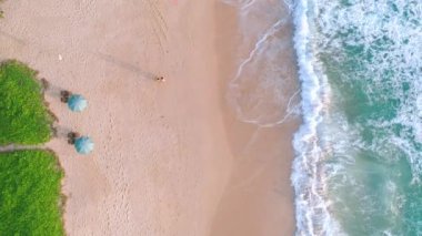 4K Aerial insansız hava aracı, Phuket, Tayland 'da günbatımı olan tropikal plajdaki insanların en iyi görüntüsü Andaman Denizi' nde ünlü bir turizm merkezidir. Sahilde oynayan mutlu insanlar.