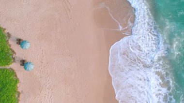 4K Aerial insansız hava aracı, Phuket, Tayland 'da günbatımı olan tropikal plajdaki insanların en iyi görüntüsü Andaman Denizi' nde ünlü bir turizm merkezidir. Sahilde oynayan mutlu insanlar.