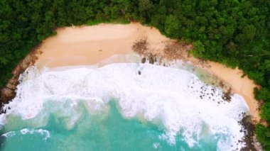 4K Hava Aracı güzel mavi deniz manzaralı. Hindistan cevizi palmiyeli plaj. Hava manzaralı İHA 'lar beyaz kumsal kumları. Mavi deniz berrak su. Özgürlük Kumsalı, Phuket, Tayland.