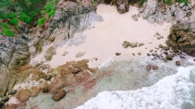 4K Hava Aracı güzel mavi deniz manzaralı. Hindistan cevizi palmiyeli plaj. Hava manzaralı İHA 'lar beyaz kumsal kumları. Mavi deniz berrak su. Özgürlük Kumsalı, Phuket, Tayland.