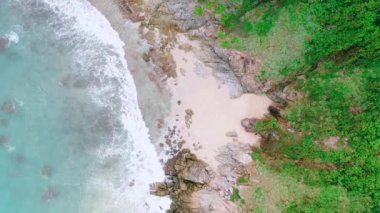 4K Hava Aracı güzel mavi deniz manzaralı. Hindistan cevizi palmiyeli plaj. Hava manzaralı İHA 'lar beyaz kumsal kumları. Mavi deniz berrak su. Özgürlük Kumsalı, Phuket, Tayland.